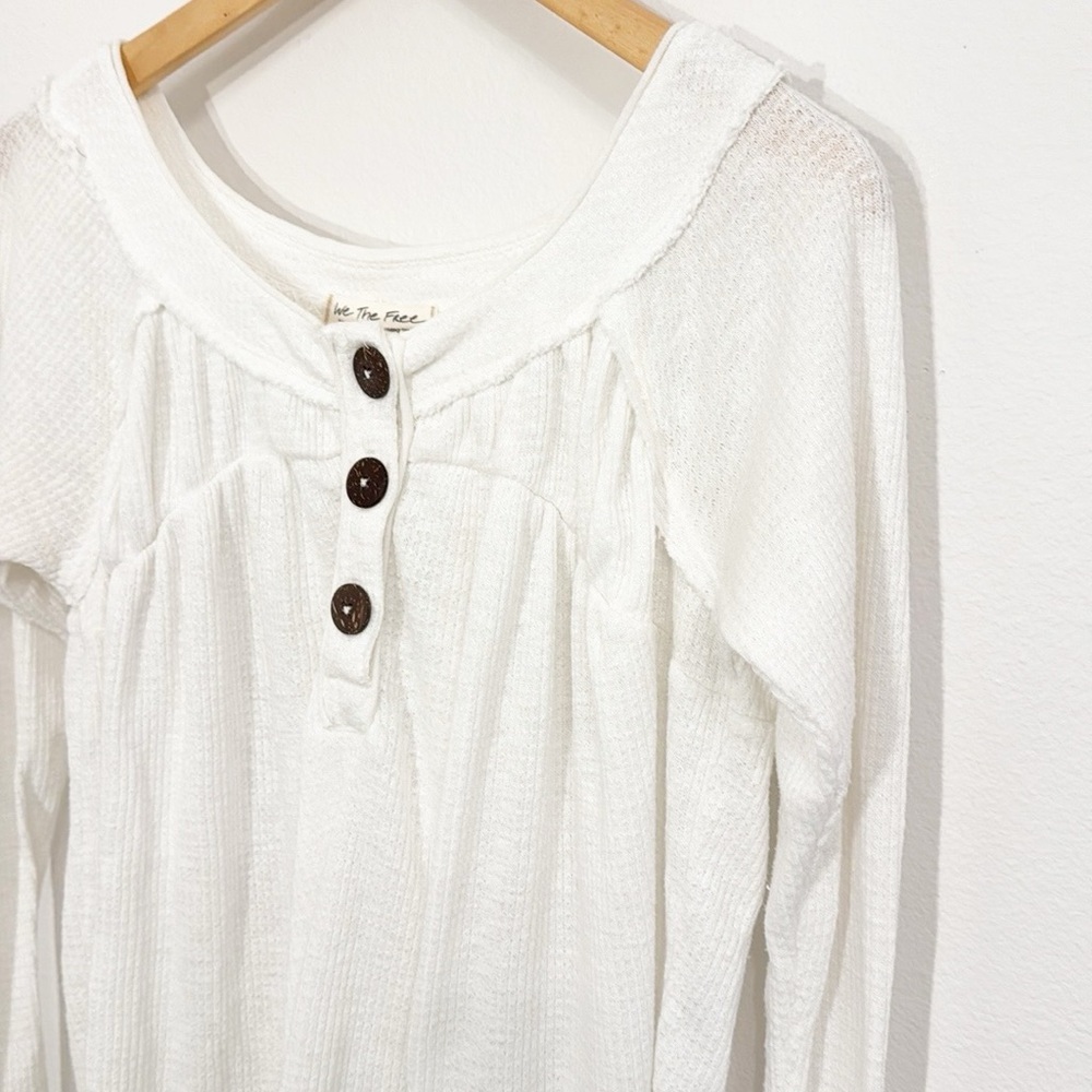 WE THE FREE White 3 Button Top Curved Hem Size Small - Picture 3 of 7